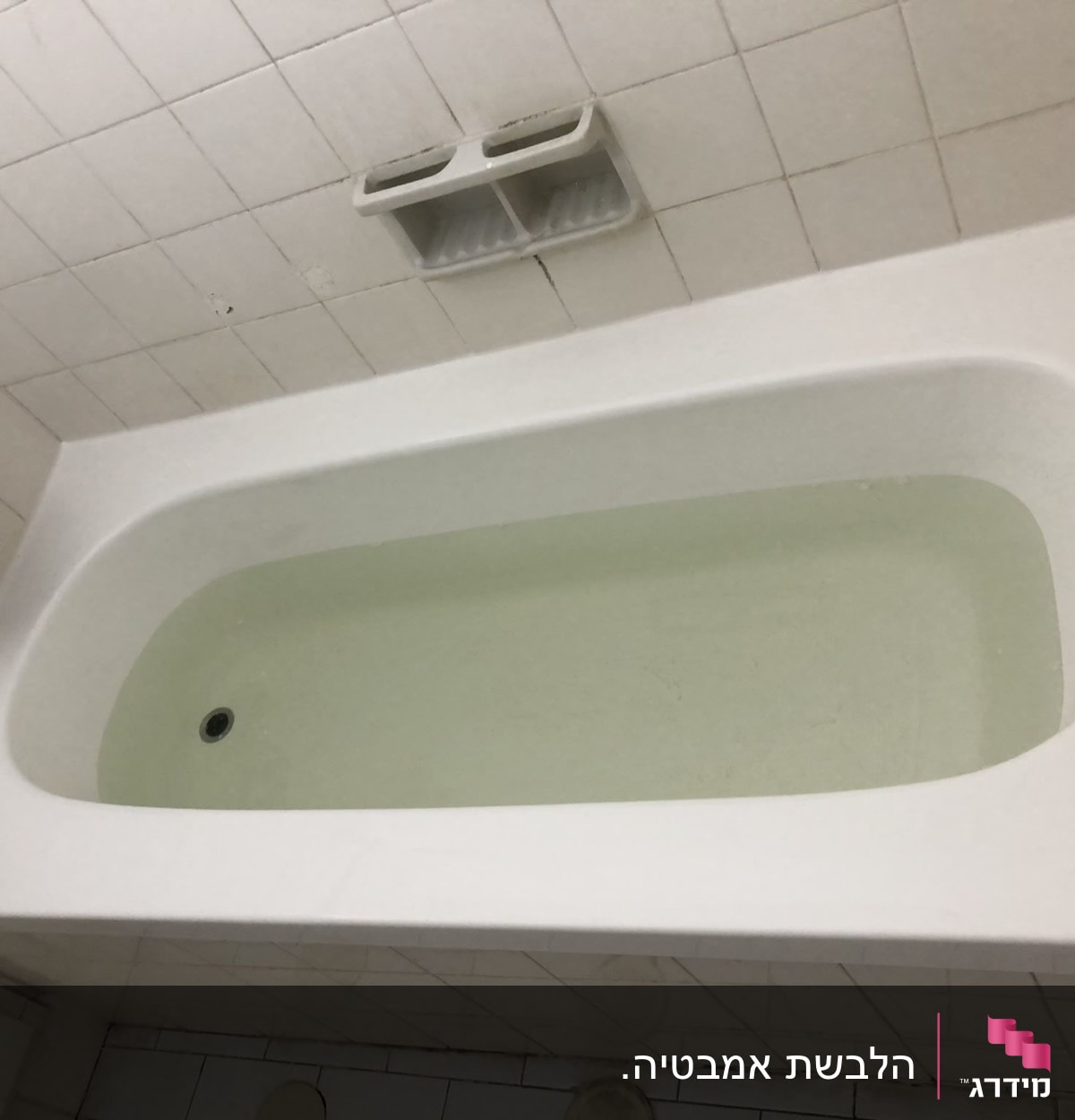 אמבטיה לבנה עם אריחים לבנים על הקיר